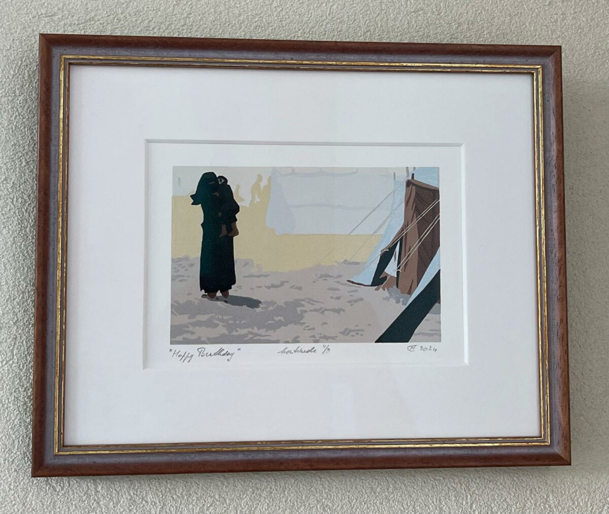 "Happy Birthday" ingelijst bij een van de kopers aan de muur